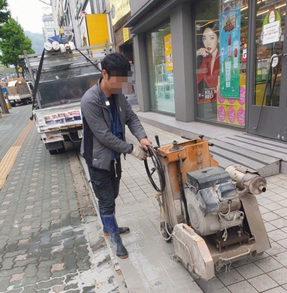 서울특별시 종로구 정화조 — 맨홀을 열어 정화조 내부 상태와 슬러지 수위를 확인하는 과정